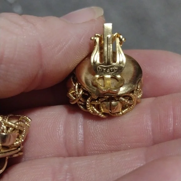 VINTAGE JAPAN MARKED FILIGREE GOLD-TONE BLACK BEADED BUTTON CLIP-ON 1" EARRINGS - Picture 8 of 10